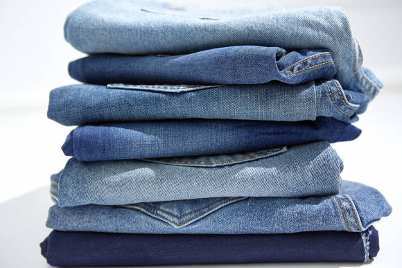 Ein Stapel verschiedener Jeans 