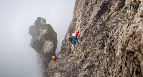 zwei Personen beim Klettern 