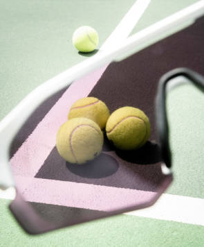 Blick durch Sportbrille auf Tennisbälle