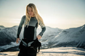 Frau in Skiunterwäsche in den Bergen 