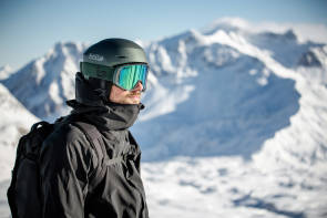 Mann in Skikleidung vor Bergkulisse 