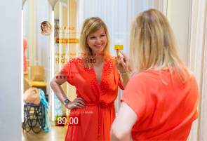Frau vor einem digitalen Spiegel im Laden 