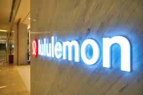 Lululemon-Schriftzug in Shopping-Mall  