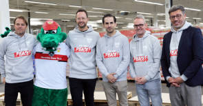 Mitglieder des VfB Suttgart mit Jako-Sweatshirts 