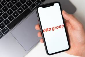 Schriftzug Otto Group auf Handy-Display 