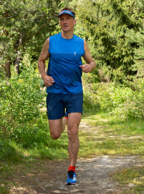 Christian Schwab läuft durch den Wald
