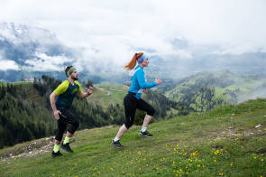 zwei Läufer in den Bergen 
