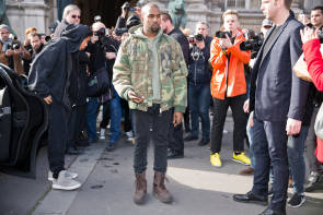 Rapper Kanye West posiert vor Fotografen 