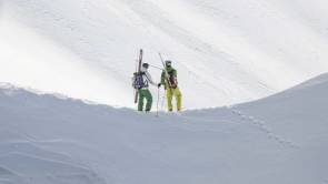 zwei Menschen im verschneiten Gebirge 