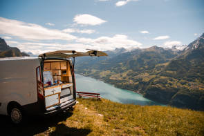 Campingbus in den Schweizer Bergen 