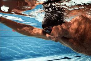 Schwimmer mit Schwimmbrille unter Wasser 