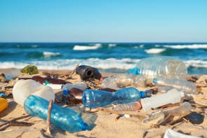 Plastikmüll an Meeresstrand 