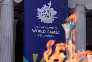 Schriftzug Special Olympic World Games mit loderndem olympischem Feuer 