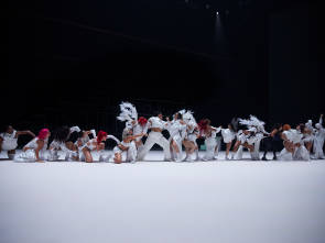 Tänzerinnen in weißen Outfits auf der Bühne 