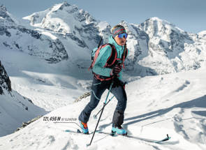 Skitourengeherin im Gebirge 