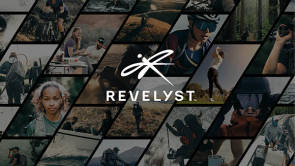 Revelyst Logo, viele kleine Bilder mit Outdoor-Aktivitäten 