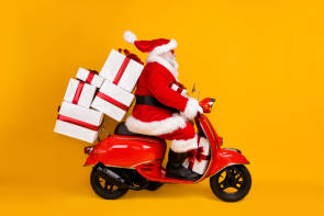 Weihnachtsmann auf Vespa mit Paketen 