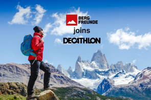 Bergsteiger im Gebirge, Schriftzug Bergfreunde und Decathlon 