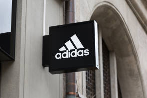 Adidas-Logo auf Hauswand 