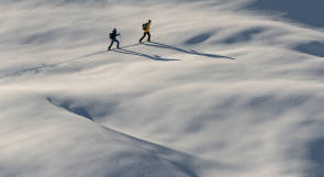 Zwei Skitourengeher bei Aufstieg 