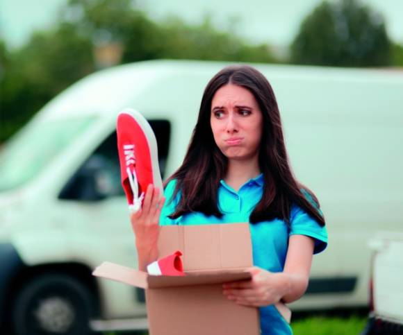 Frau mit einem Paket in der Hand