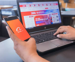 Alibaba auf dem Laptop und dem Smartphone