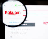 Logo von Rakuten durch eine Lupe