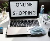 Laptop auf dem Online Shopping steht