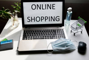 Laptop auf dem Online Shopping steht 
