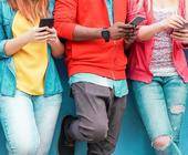 Junge Menschen mit Smartphone