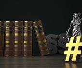 Gesetzesbücher mit Hashtag