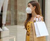 Frau mit Maske beim Shopping