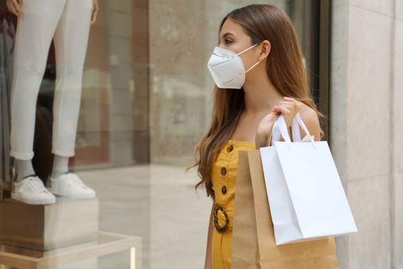Frau mit Maske beim Shopping 