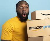 Mann mit Amazon Prime Paket