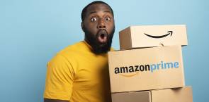 Mann mit Amazon Prime Paket 