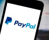 PayPal Logo auf Smartphone-Screen