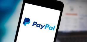 PayPal Logo auf Smartphone-Screen 