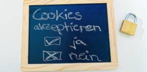 Schild mit Aufschrift Cookies akzeptieren - ja odet nein? 