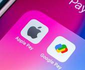 Apple Pay and Google Pay Icons auf Smartphone-Screen