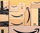 Gestapelte Amazon-Pakete