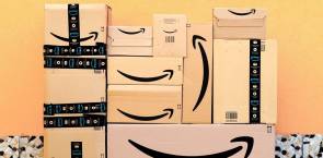 Gestapelte Amazon-Pakete 