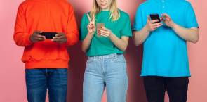 Junge Leute mit Smartphones 