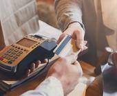 Kunde zahlt im Geschäft mit Kreditkarte
