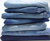 Ein Stapel verschiedener Jeans