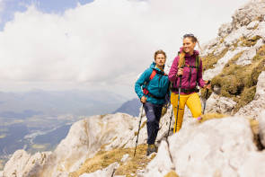 Zwei Wanderer in den Bergen 