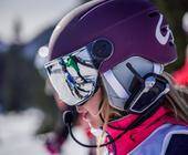 Skifahrerin mit Helm und Mikro