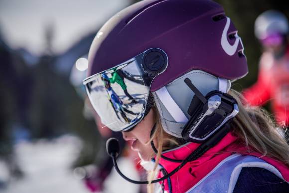 Skifahrerin mit Helm und Mikro 