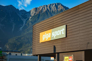 Gigasport-Logo an einer Außenfassade 