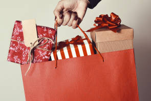 Tasche mit Weihnachtsgeschenken 