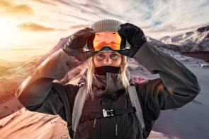 Skifahrerin, die ihre Skibrille aufsetzt 